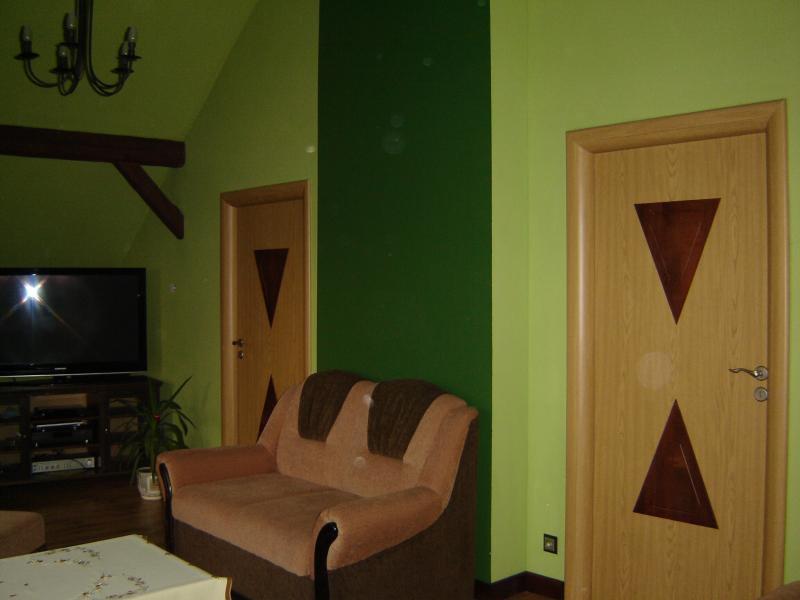 Salon z odkrytymi  belkami i sufitem w szczycie., zdjęcie 8