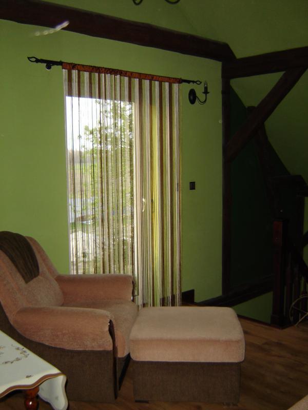 Salon z odkrytymi  belkami i sufitem w szczycie., zdjęcie 7