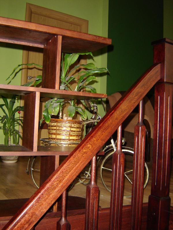 Salon z odkrytymi  belkami i sufitem w szczycie., zdjęcie 12