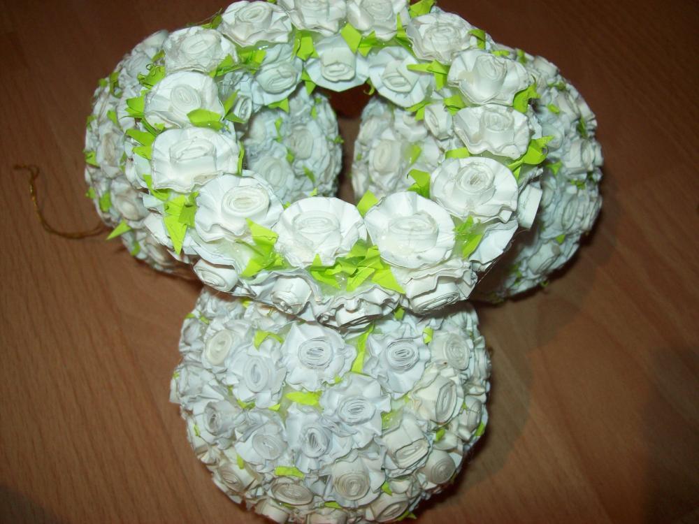 Bombki i wianuszki z papierowych różyczek wykonanych przeze mnie, zdjęcie 4