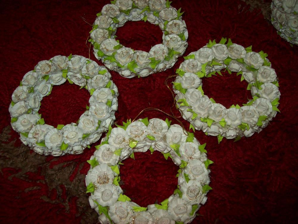 Bombki i wianuszki z papierowych różyczek wykonanych przeze mnie, zdjęcie 2