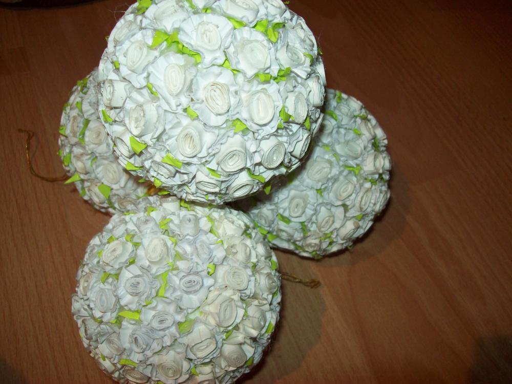 Bombki i wianuszki z papierowych różyczek wykonanych przeze mnie, zdjęcie 3