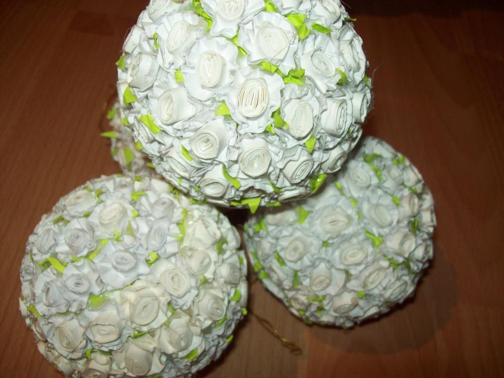 Bombki i wianuszki z papierowych różyczek wykonanych przeze mnie, zdjęcie 9