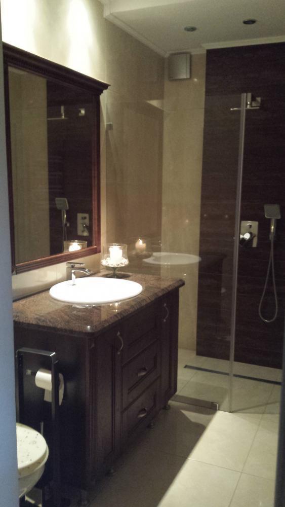 mała łazienka brązy, zdjęcie 1