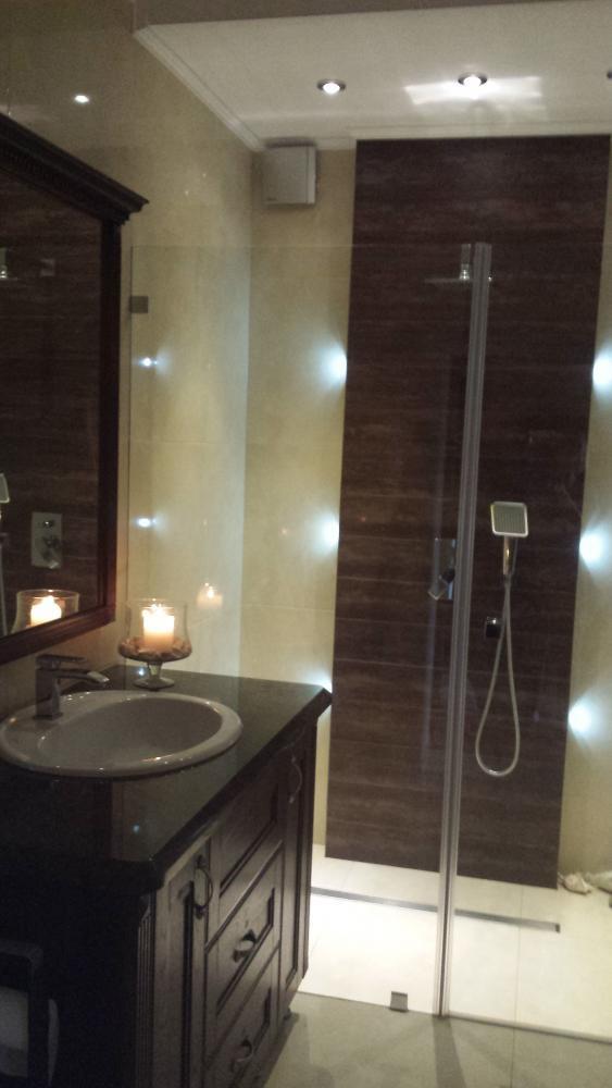 mała łazienka brązy, zdjęcie 2