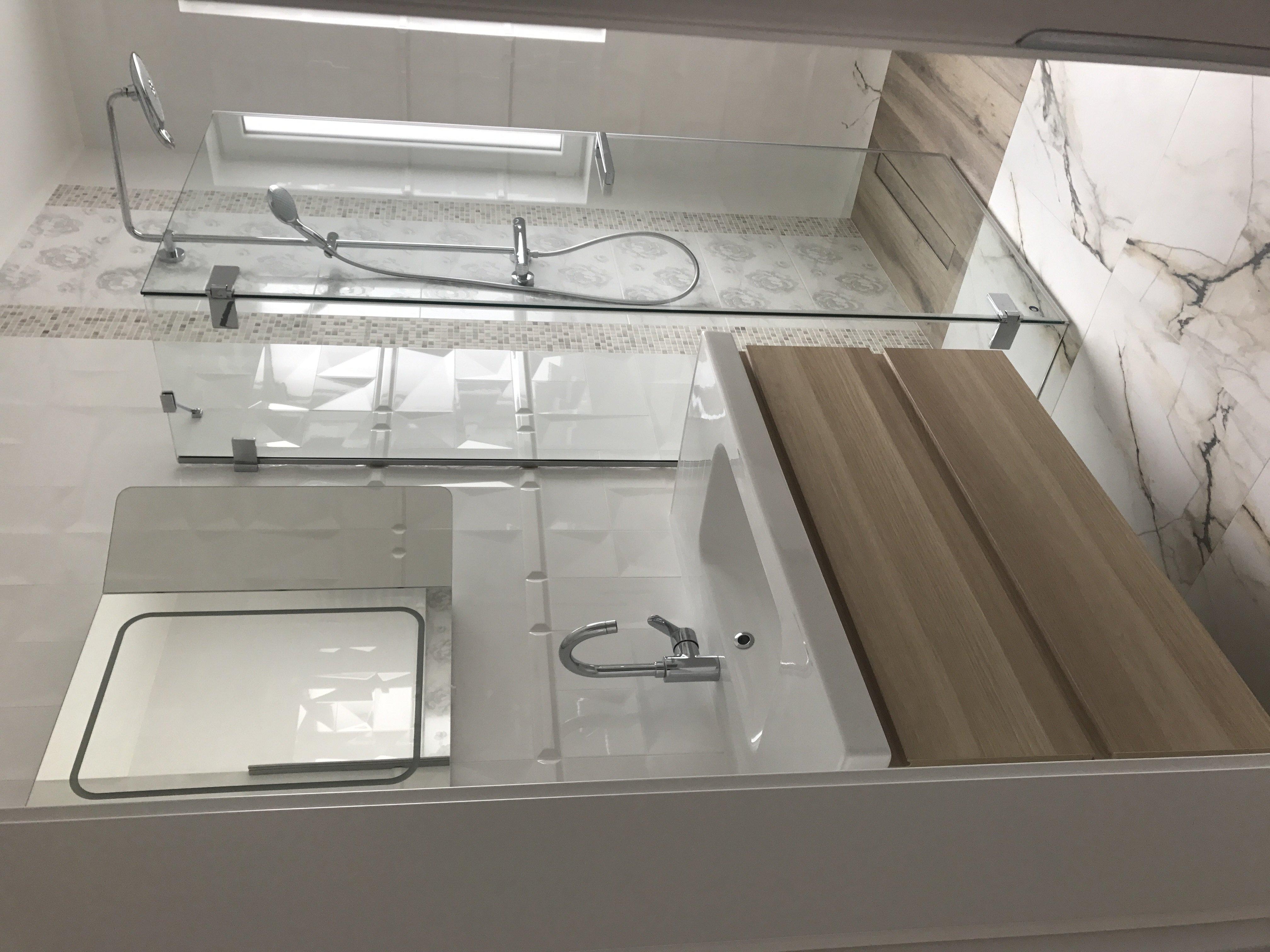 Łazienka z wanną i prysznicem, zdjęcie 1