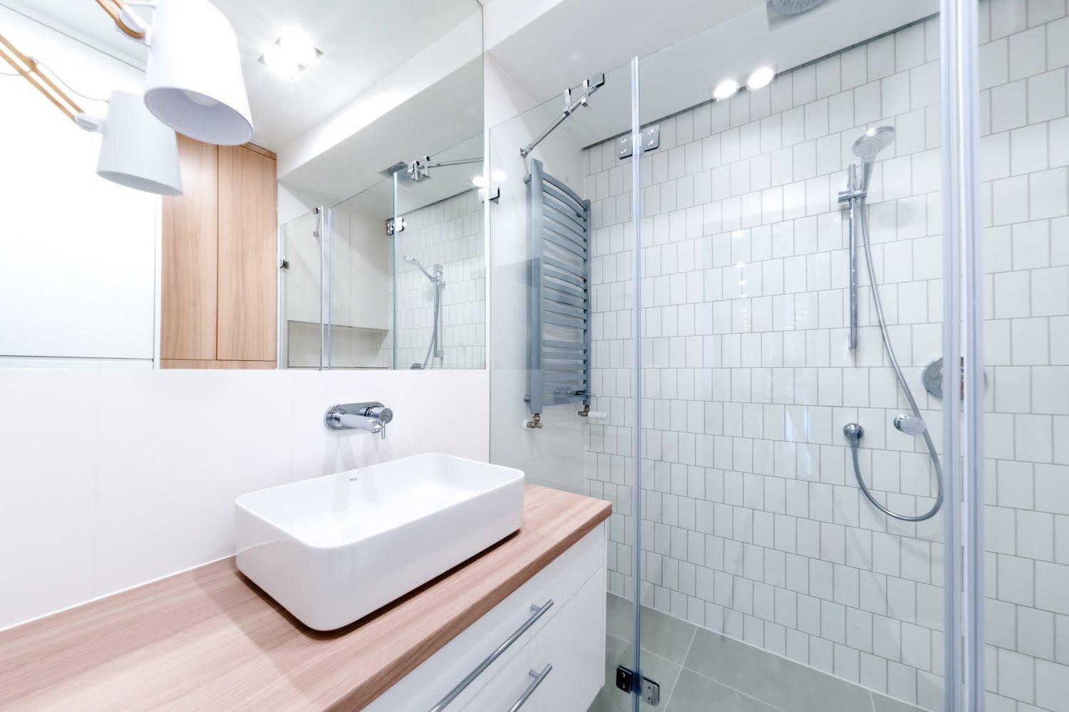 Łazienka z jedną ścianą z płytkami BLANCO MATE , zdjęcie 2