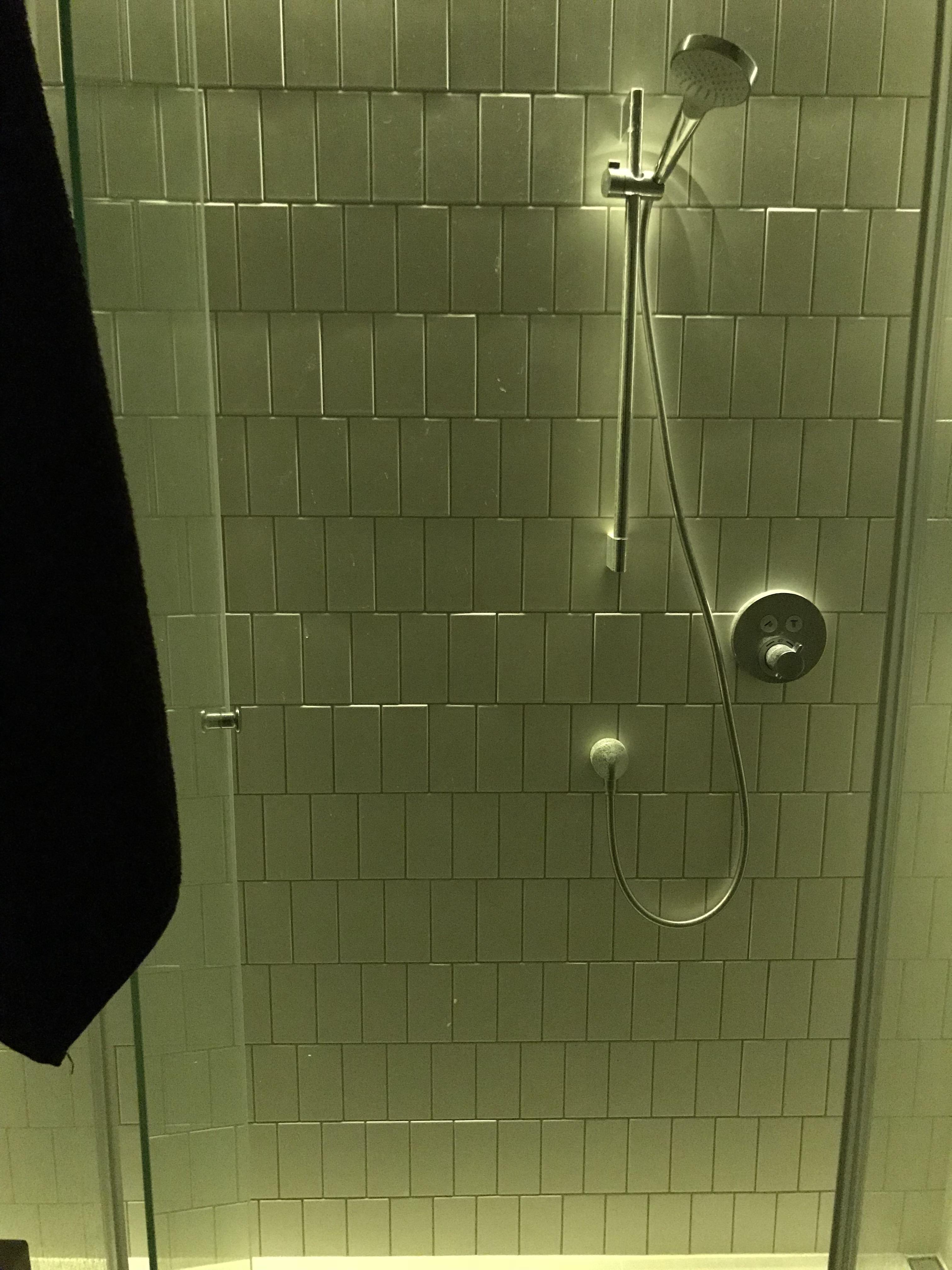 Łazienka z jedną ścianą z płytkami BLANCO MATE , zdjęcie 3