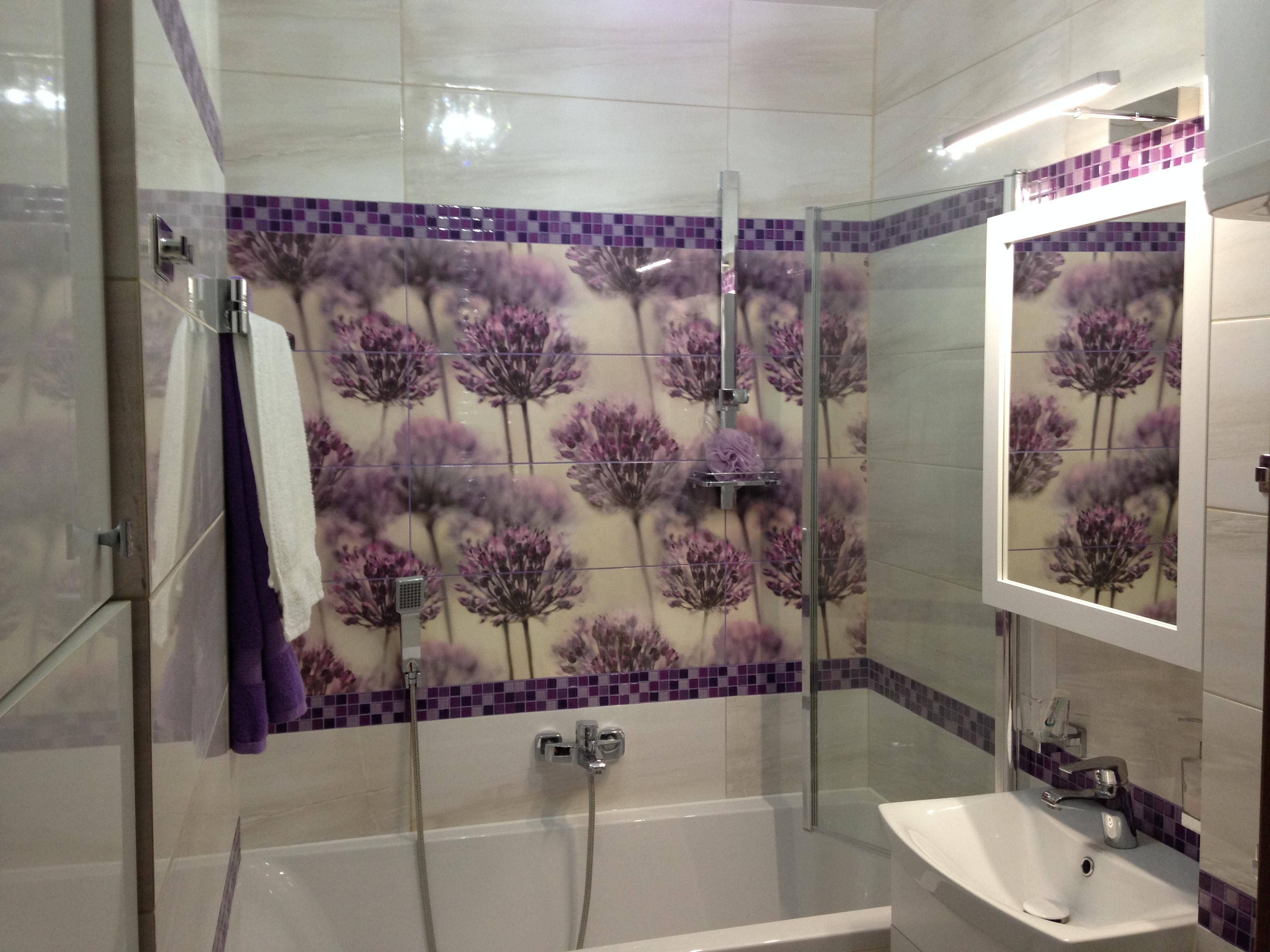 Mała fioletowa łazienka