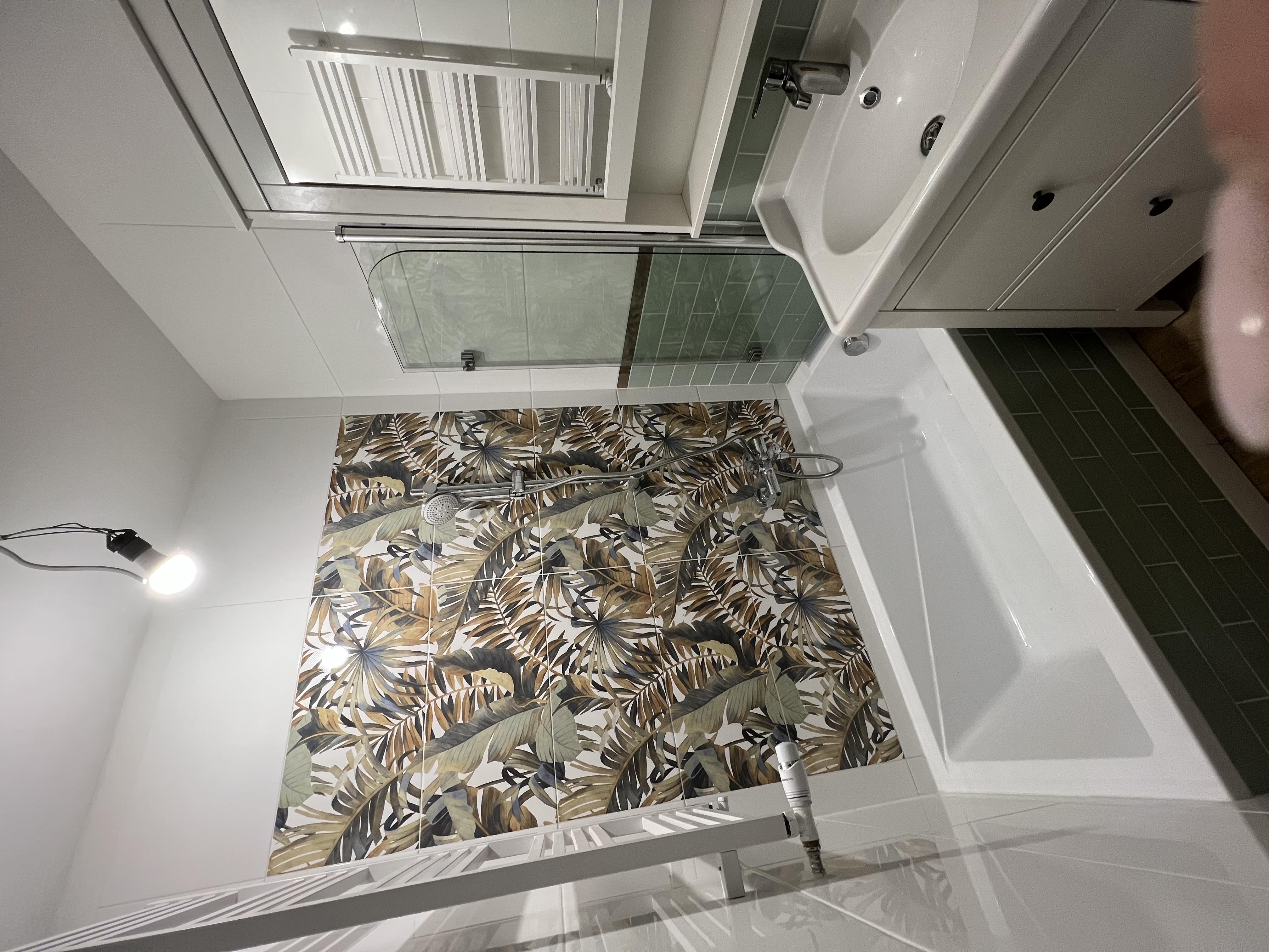 Biało zielona łazienka.