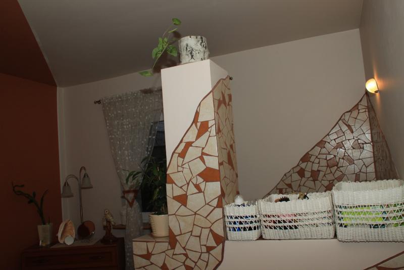 Pokój kąpielowy z kominkiem.