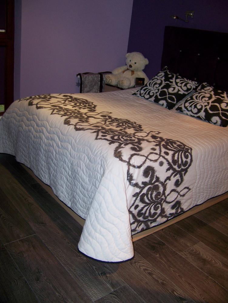 Sypialnia ubrana w fiolet