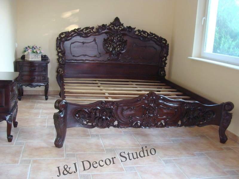 piękne rzeźbione łóżko