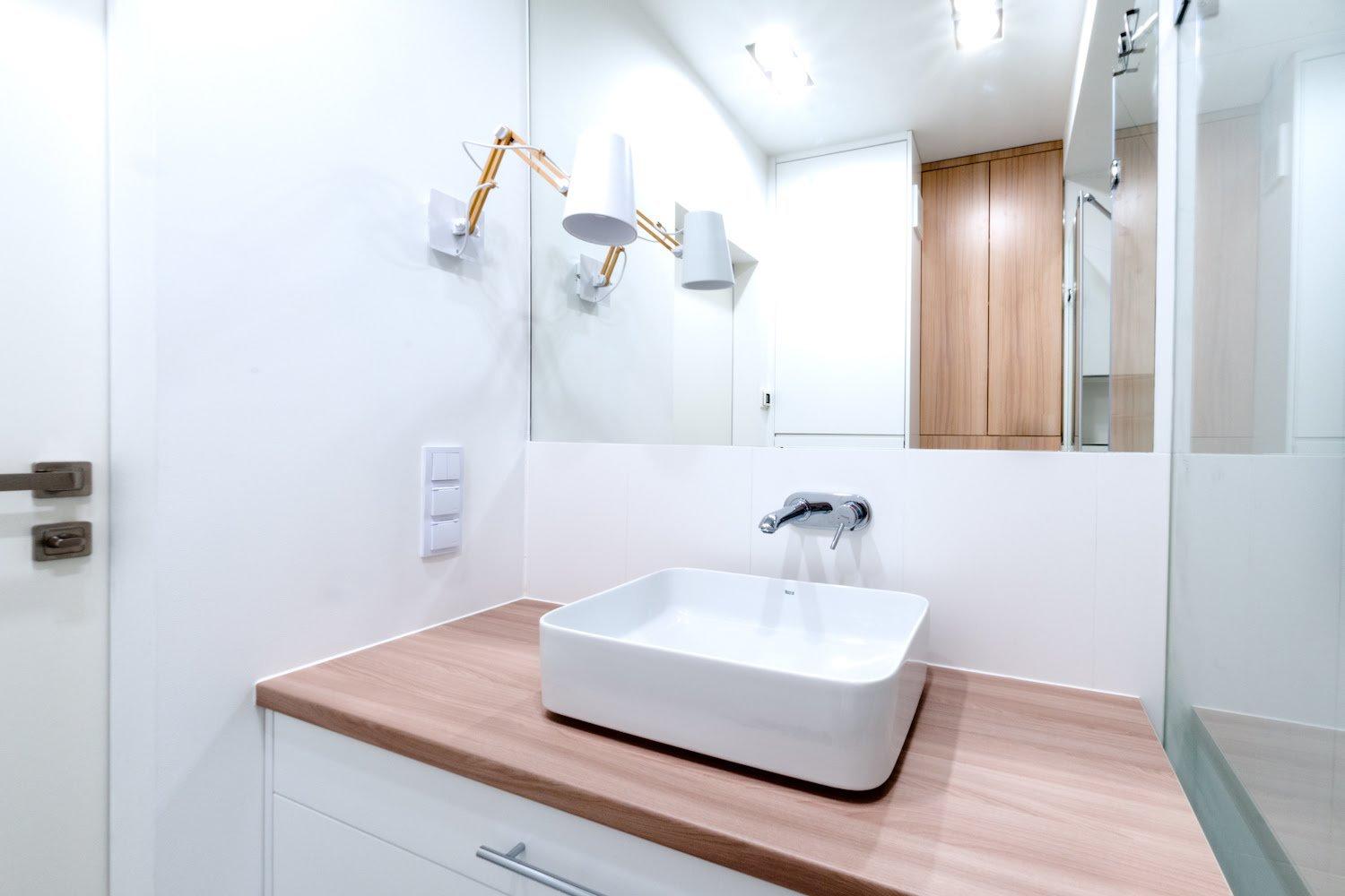 Łazienka z jedną ścianą z płytkami BLANCO MATE 