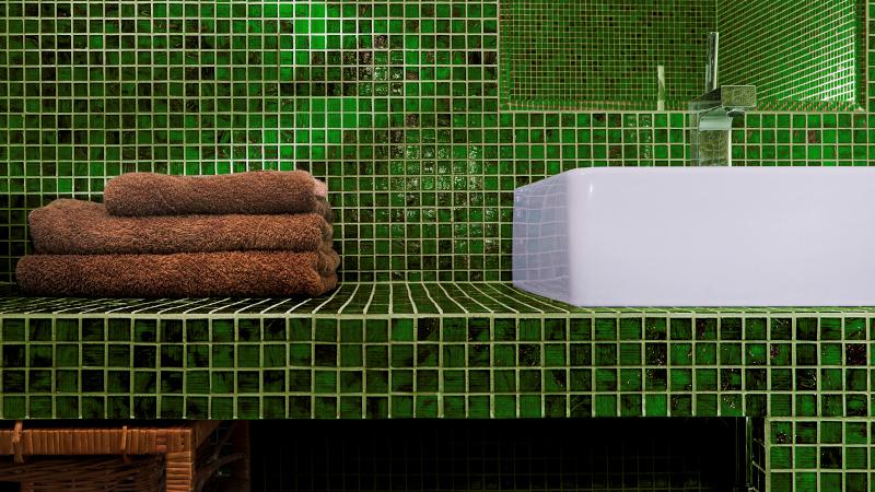 łazienka z zieloną mozaiką