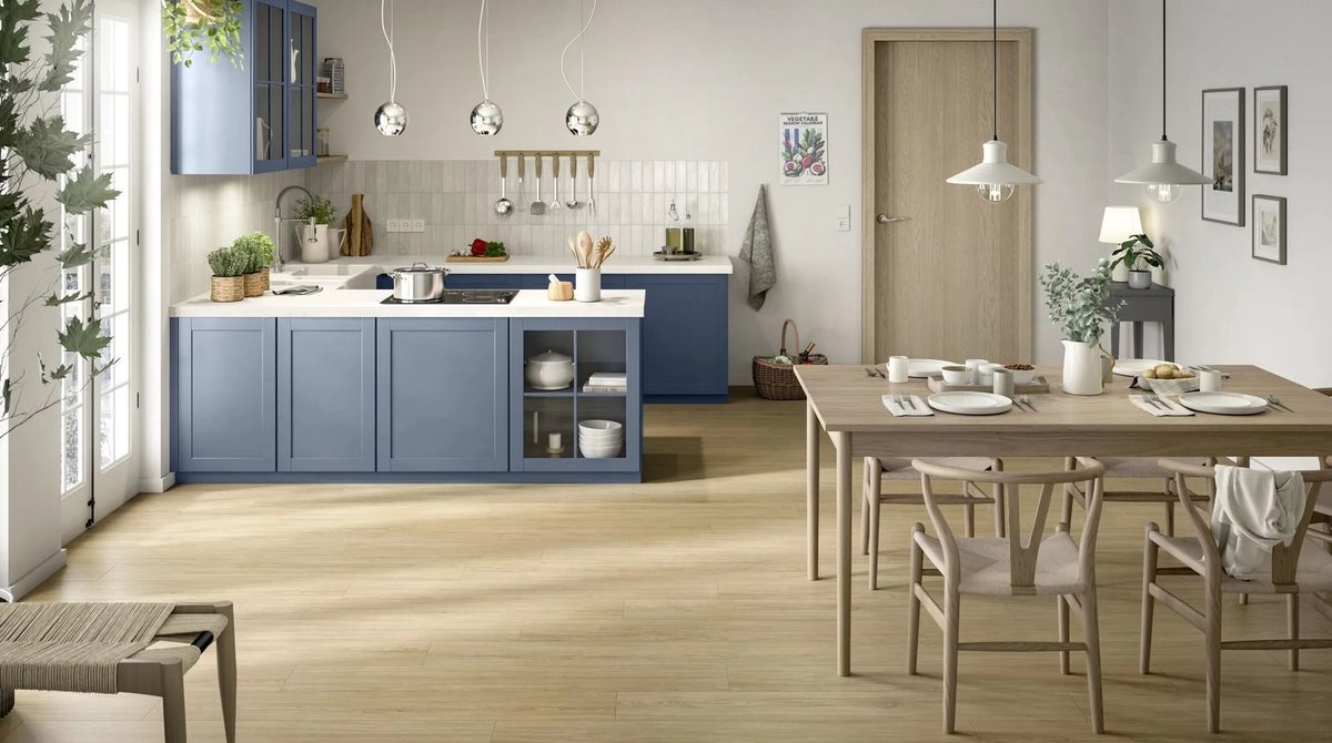 Laminat wodoodporny Egger Large Dąb Casella naturalny Aqua+ w kuchni otwartej na jadalnię