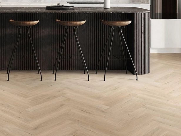 Klejone panele winylowe w jodełkę Multicontract Solen Upland Oak w kuchni z wyspą