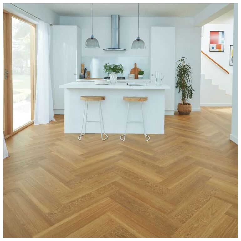 Kuchnia z wyspą i klejonymi panelami winylowymi w jodełkę Designflooring Golden Brushed Oak na ogrzewaniu podłogowym