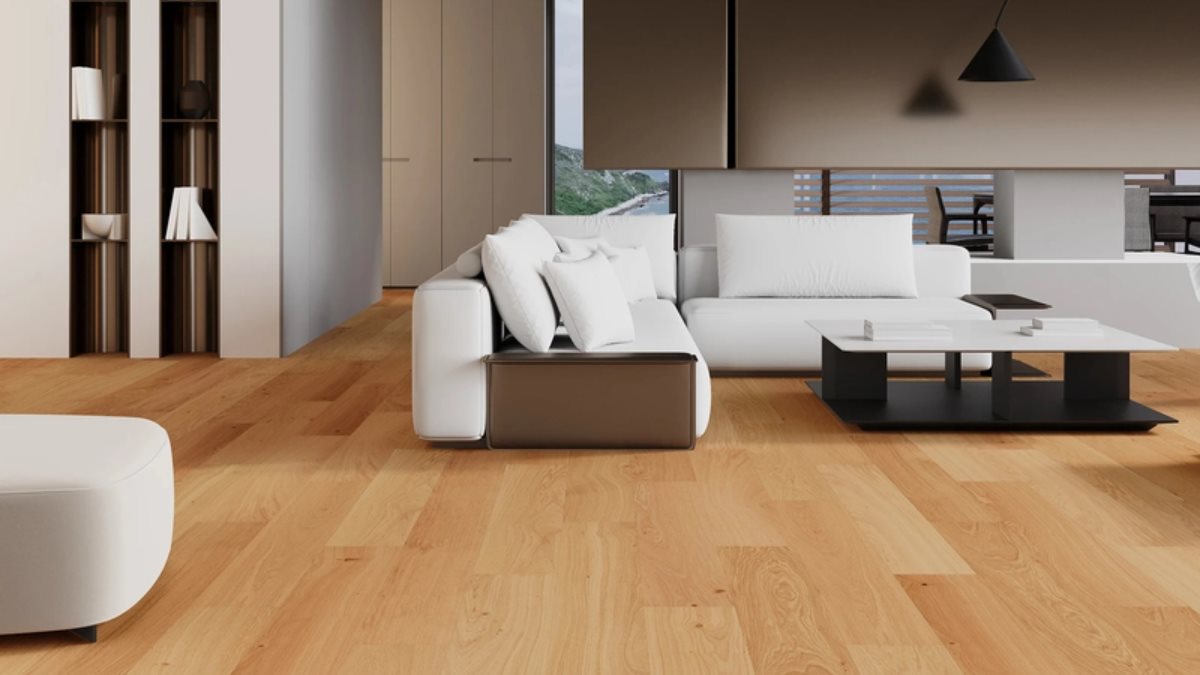 Jasna podłoga hybrydowa Barlinek Smart Wood Dąb Futuris z naturalnego dębu w salonie z białą sofą