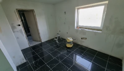 Wirtualna wizualizacja AI - Cerrad Klaro Black gres rektyfikowany 59.7x59.7 G II  na podłodze