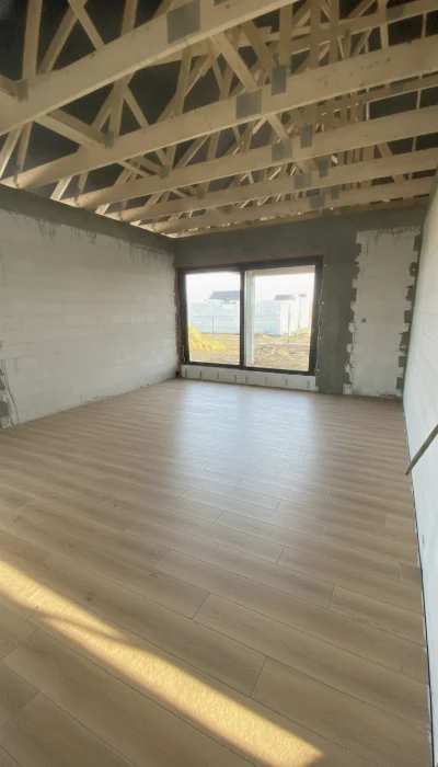 Wirtualna wizualizacja AI - Premium Floor Dąb Crystal 99122 panel winylowy 149.4x20.9x0.6  na podłodze
