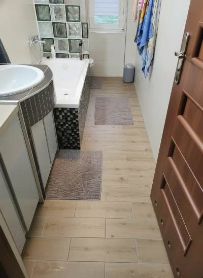 Wirtualna wizualizacja AI - Paradyż Greatwood Gold struktura mat gres 20x60x0.8  na podłodze