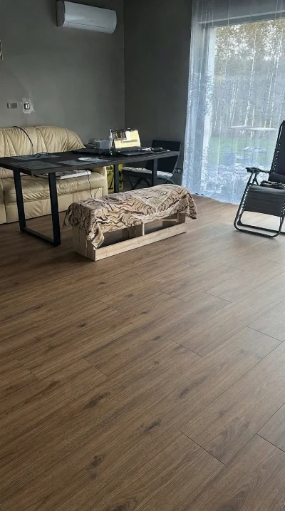 Wirtualna wizualizacja AI - Moduleo Roots 55 English Walnut 20226 panel winylowy LVT 149.8x21.4x0.25  na podłodze