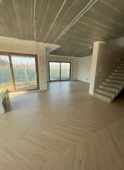 Wirtualna wizualizacja AI - Emil Ceramica Mimesis Miele Chevron gres 11x54  na podłodze