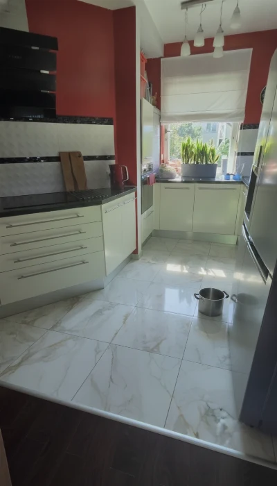 Wirtualna wizualizacja AI - Pamesa Ceramica Pisa Gold gres Leviglass rektyfikowany 60x120  na podłodze