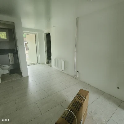 Wirtualna wizualizacja AI - Domino Tortora Grey gres mat rektyfikowany 59.8x119.8x0.8  na podłodze