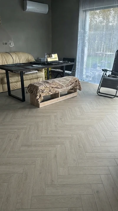 Wirtualna wizualizacja AI - Bestlaminate Dąb Essex jodełka panel winylowy 59x11.8 (BLADP-3515E)  na podłodze