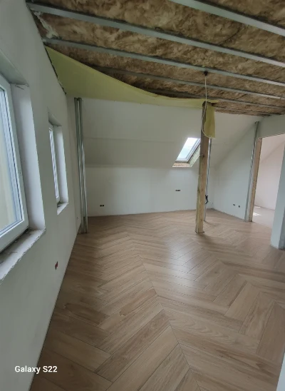 Wirtualna wizualizacja AI - Domino Hass Brown gres rektyfikowany 59.8x119.8x0.8  na podłodze