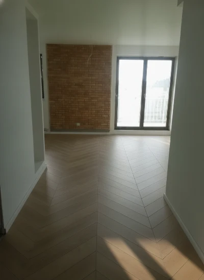 Wirtualna wizualizacja AI - Bestlaminate Dąb naturalny Chevron panel winylowy 60x12.7 (BLAD-3518C)  na podłodze