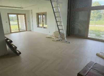 Wirtualna wizualizacja AI - Lamett Parquetvinyl Sava Sand jodełka panel winylowy SPC 61.5x12.3x4+1 (SAV Hb-2253-Ib)  na podłodze