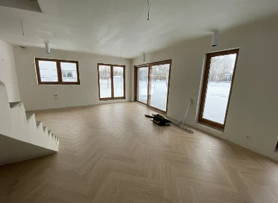 Wirtualna wizualizacja AI - Berry Allock Charme Light Natural 62002720 jodełka panel A Podłoga Laminowana Wodoodporna 50.4x8.4x0.8  na podłodze