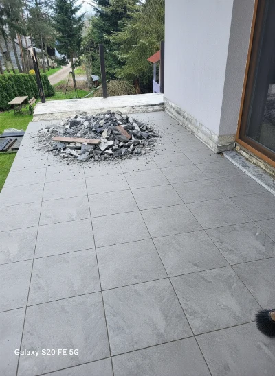 Wirtualna wizualizacja AI - Paradyż Mattone Pietra Grafit klinkier 30x30x0.85  na podłodze
