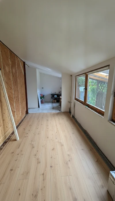 Wirtualna wizualizacja AI - Barlinek Dąb Piaskowy panel winylowy SPC 152.3x22.86x0.5 (DP5000017)  na podłodze