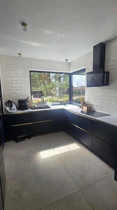Wirtualna wizualizacja AI - Peronda California White płytka ścienna 7.5x30 (21602)  na ścianie