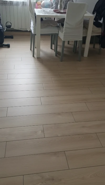 Wirtualna wizualizacja AI - Swiss Krono Dąb Honey D40144 panel podłogowy 138x15.7x0.8  na podłodze