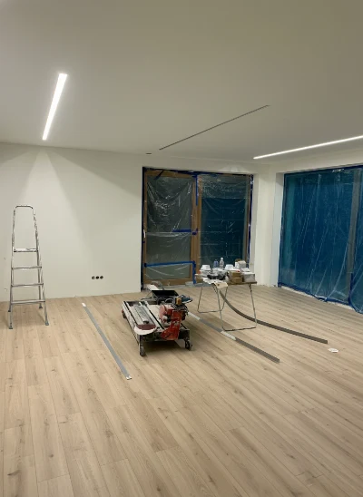 Wirtualna wizualizacja AI - Premium Floor Dąb Superior 88831 panel Laminowany 126.1x19.2x0.8  na podłodze