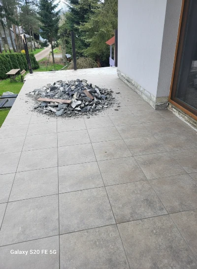 Wirtualna wizualizacja AI - Paradyż Viano Grys klinkier 30x30x0.85  na podłodze