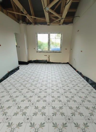 Wirtualna wizualizacja AI - Peronda Sirocco Green Garden gres 22.3x22.3 (36156)  na podłodze