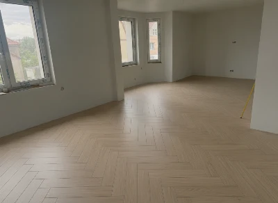 Wirtualna wizualizacja AI - Berry Allock Charme Light Natural 62002720 jodełka panel A Podłoga Laminowana Wodoodporna 50.4x8.4x0.8  na podłodze