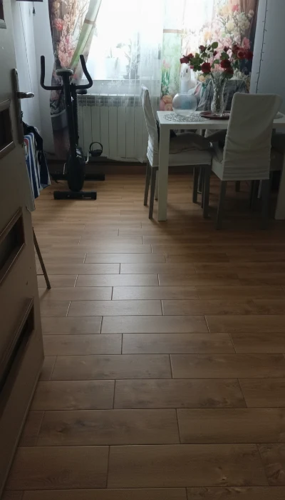 Wirtualna wizualizacja AI - Classen Villa 4V Dąb Lancaster 55064 panel podłogowy 128.5x28X.8  na podłodze