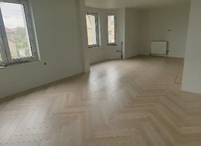 Wirtualna wizualizacja AI - Designflooring Neutral Brushed Oak SM-VGW126T-RKP panel winylowy LVT jodełka 17.7x70.8  na podłodze