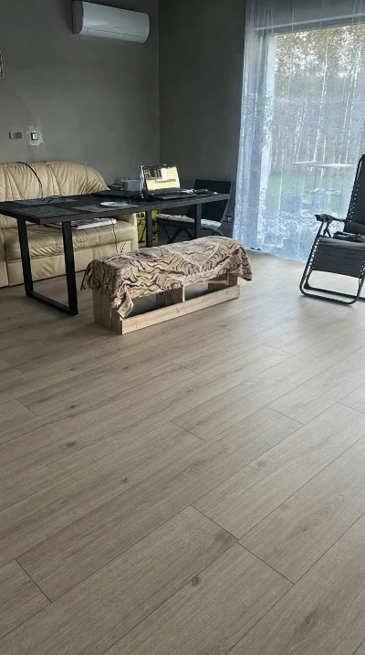 Wirtualna wizualizacja AI - Bestlaminate Jesion naturalny panel winylowy 18.3x122 (Blad-3301-Nf)  na podłodze