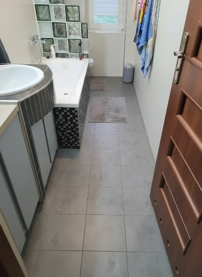 Wirtualna wizualizacja AI - Tubądzin Moor Graphite gres lappato rektyfikowany 59.8x59.8x0.8  na podłodze