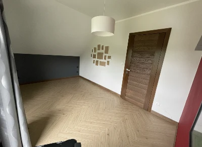 Wirtualna wizualizacja AI - Tarkett Segno Dąb 41020035 Lewy Moduł Jodełki panel podłogowy 60x12x1.1  na podłodze