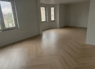 Wirtualna wizualizacja AI - Bestlaminate Dąb naturalny Chevron panel winylowy 60x12.7 (BLAD-3518C)  na podłodze