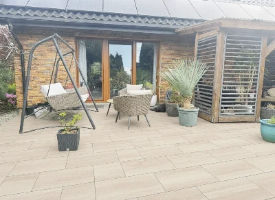 Wirtualna wizualizacja AI - Marazzi Mystone TRAVERTINO20 TRAVERTINO20 Navona Strutturato MN3U 60x120  na podłodze